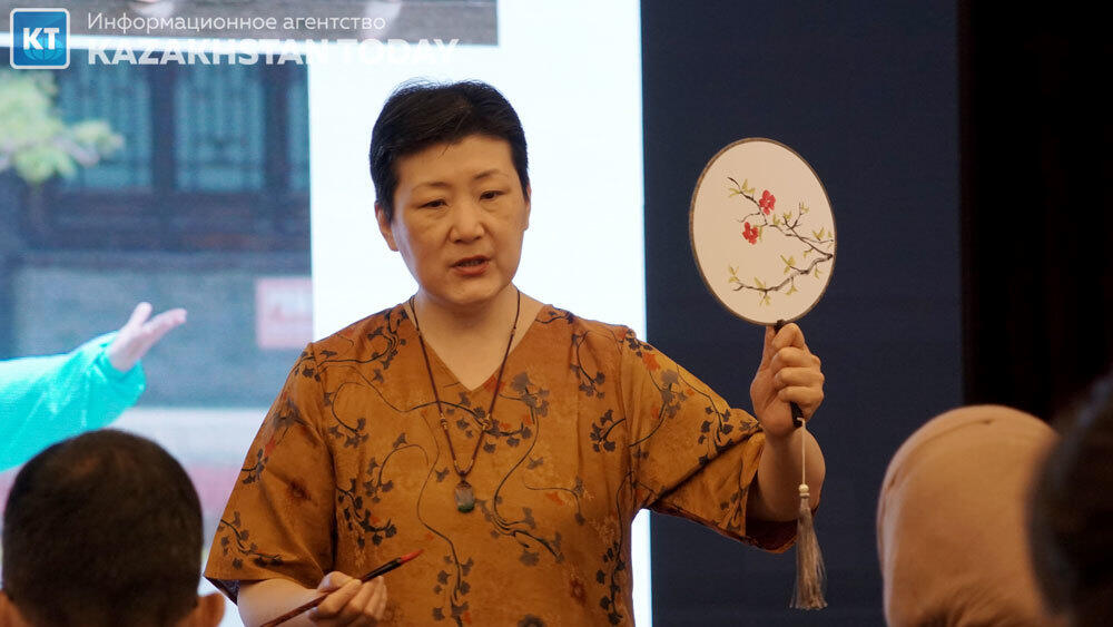 КИТАЙСКИЙ МЕЖДУНАРОДНЫЙ ПРЕСС-ЦЕНТР ЕВРАЗИИ - 2022: в Пекине журналисты приняли участие в мастер-классе по традиционной китайской живописи
