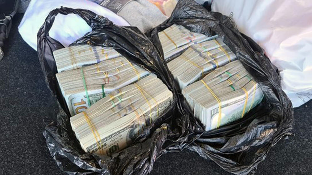 Иностранец пытался вывезти из РК 304 тысячи долларов. Фото: КНБ РК