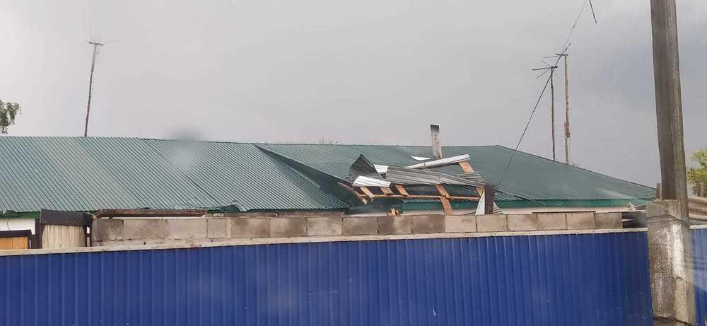 В Акмолинской области ветром сорвало кровли 8 жилых домов. Фото: пресс-служба ДЧС Акмолинской области