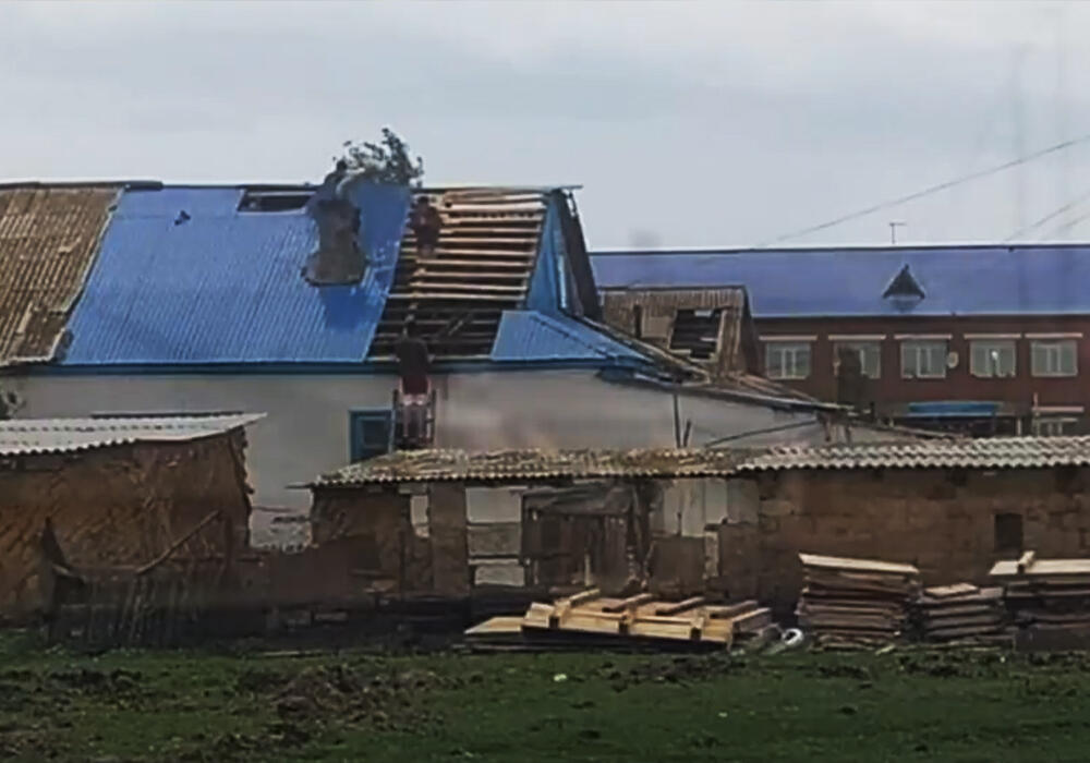 В Акмолинской области сильным ветром снесло крыши домов
