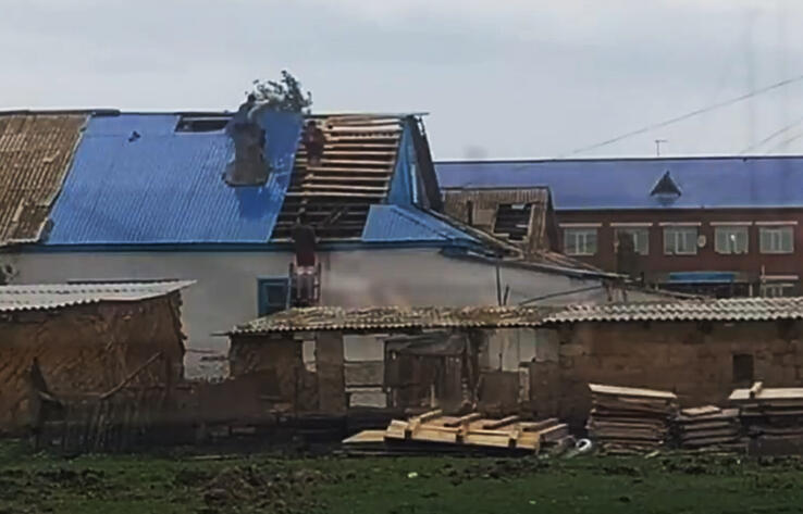 В Акмолинской области сильным ветром снесло крыши домов