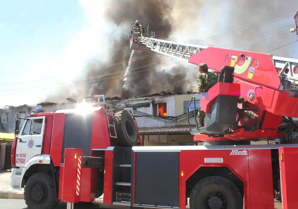 Крупный пожар произошел в жилом комплексе в Атырау. Фото: instagram/atyrau_tjd