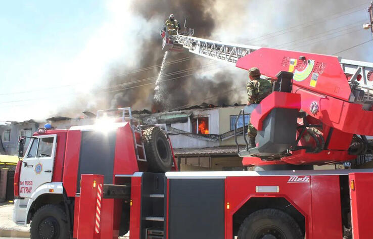 Крупный пожар произошел в жилом комплексе в Атырау