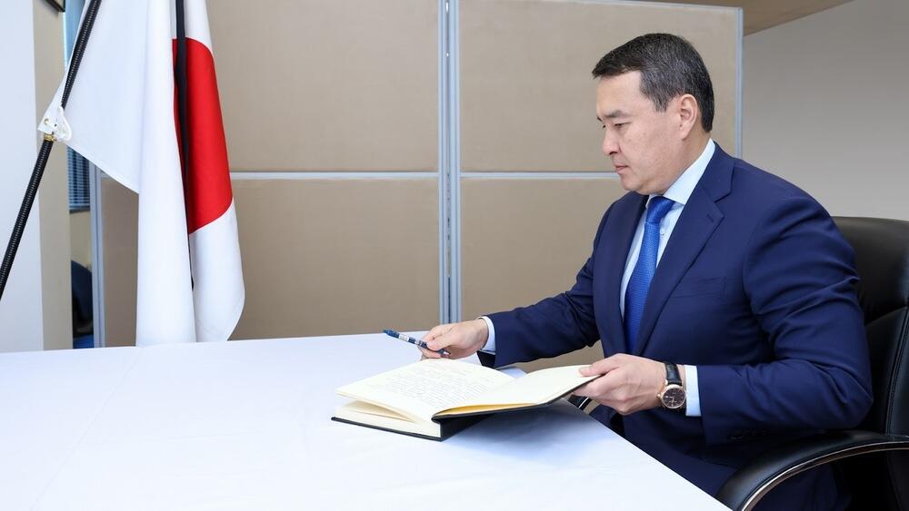 Алихан Смаилов выразил соболезнования семье Синдзо Абэ и народу Японии . Фото: пресс-служба премьер-министра РК 