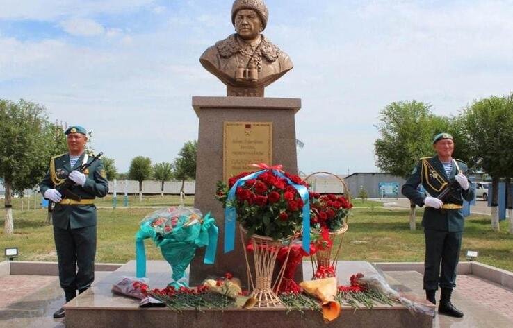В Талдыкоргане открыли бюст легендарному полководцу Ивану Панфилову