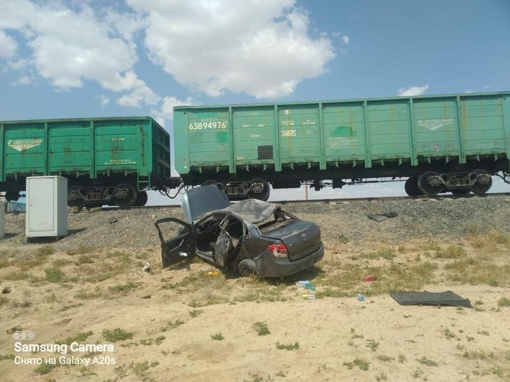В Атырауской области поезд столкнулся с легковушкой. Фото: ДЧС Атырауской области