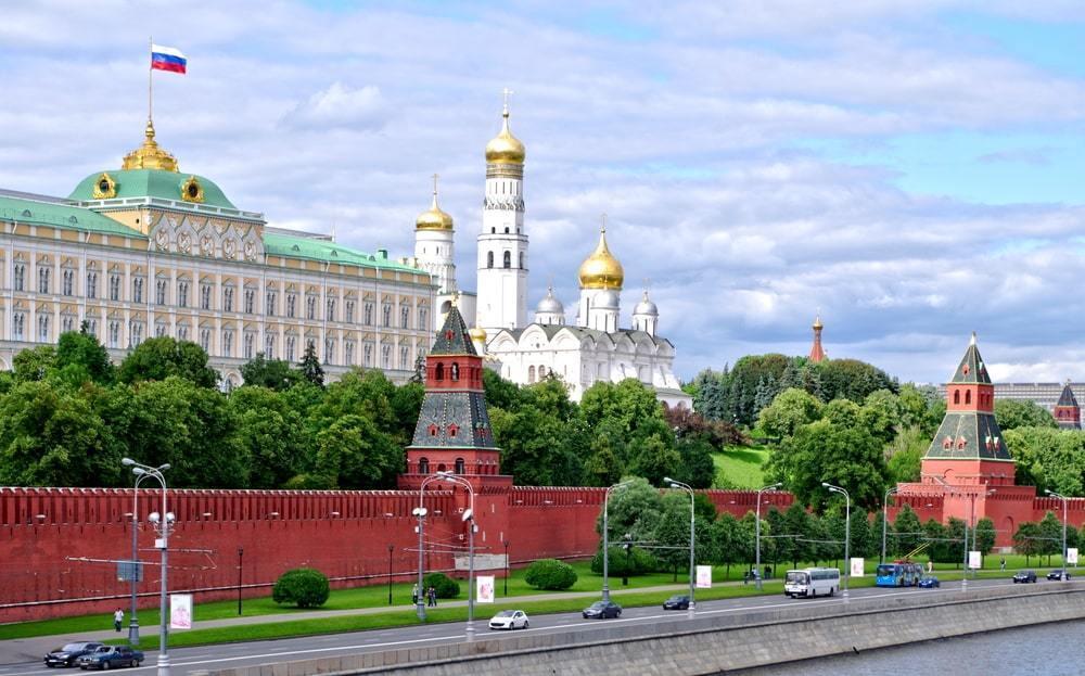 В Кремле прокомментировали планы Казахстана принять ушедшие из России компании