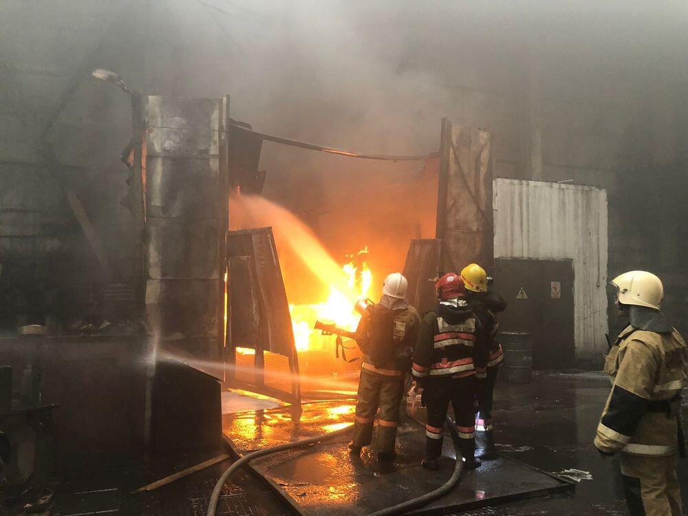 В Алматы произошел пожар в цехе по плавке цветного металла. Фото: ДЧС Алматы