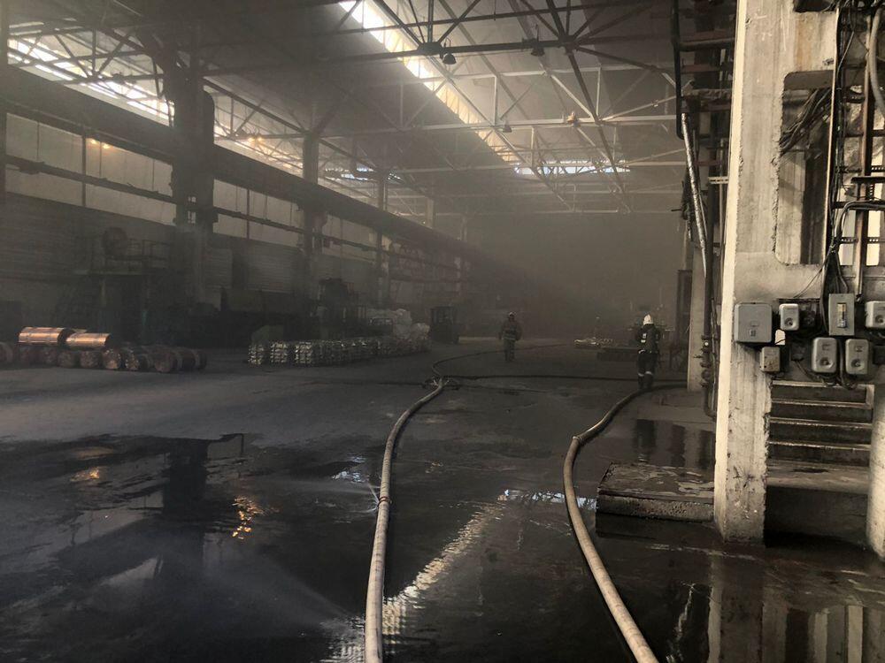 В Алматы произошел пожар в цехе по плавке цветного металла. Фото: ДЧС Алматы