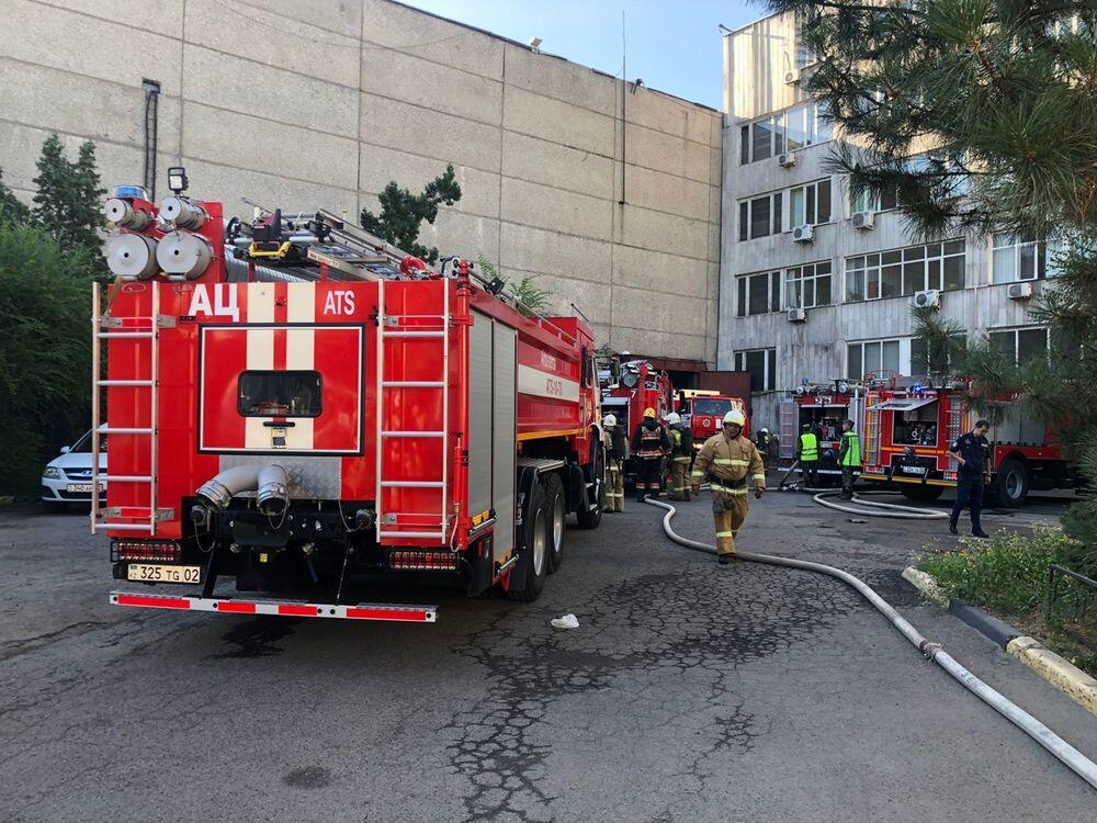 В Алматы произошел пожар в цехе по плавке цветного металла. Фото: ДЧС Алматы