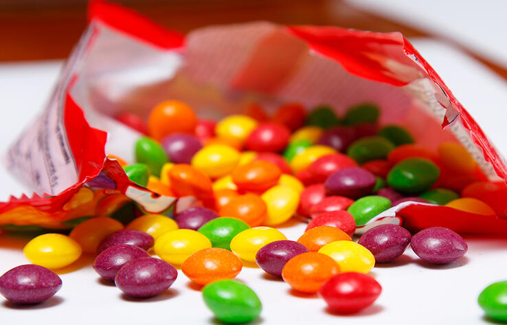 В США на производителя конфет Skittles подали в суд за опасный краситель