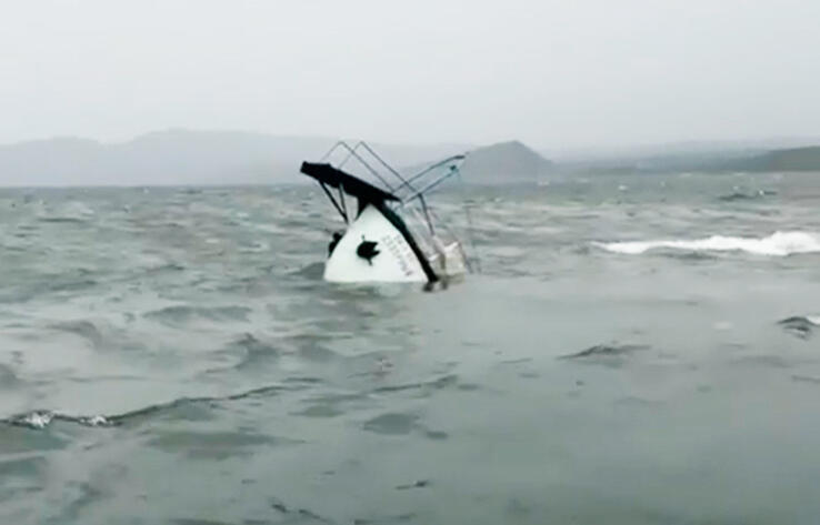 При шторме на Бухтарминском водохранилище затонул пассажирский катер, спасено 24 человека