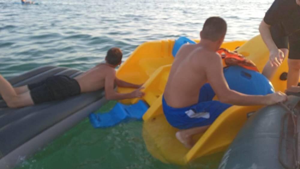 В Актау семью из шести человек унесло в море на надувных матрацах