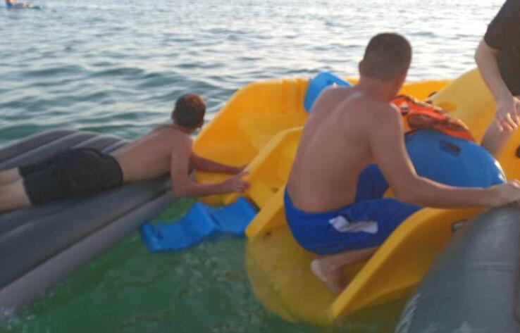 В Актау семью из шести человек унесло в море на надувных матрацах