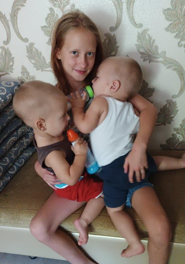 В Шымкенте 12-летняя девочка вынесла из горящего дома братьев-близнецов