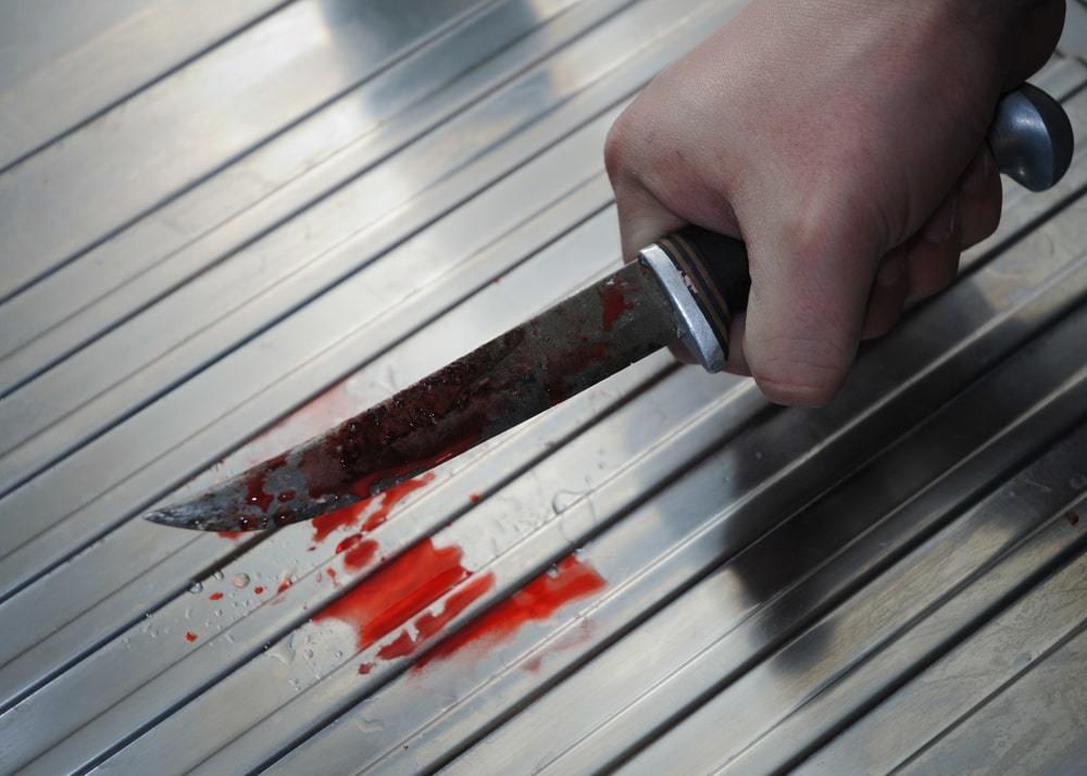 В Алматы женщина попала в больницу из-за напавшего на нее с ножом бывшего супруга