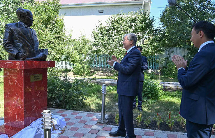 Президент РК открыл бюст Мухтара Ауэзова в его доме-музее в Кыргызстане