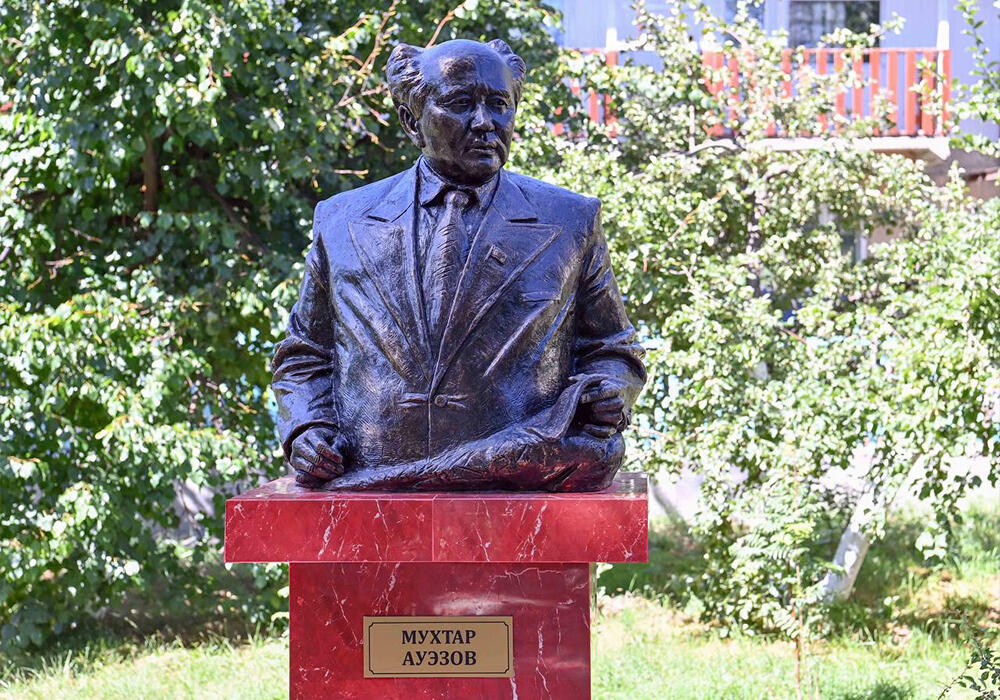 Президент РК открыл бюст Мухтара Ауэзова в его доме-музее в Кыргызстане. Фото: telegram/БОРТ №1