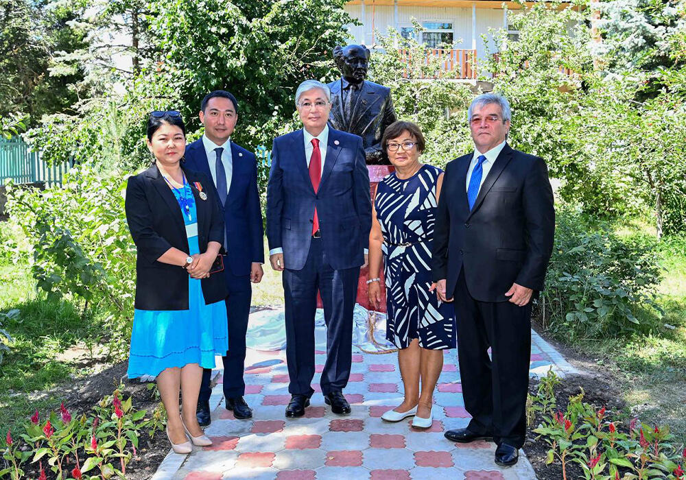 Президент РК открыл бюст Мухтара Ауэзова в его доме-музее в Кыргызстане. Фото: telegram/БОРТ №1