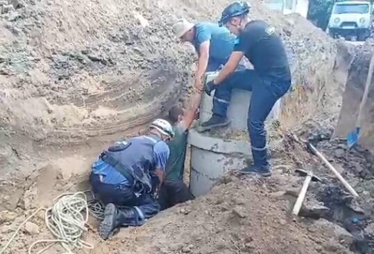 В Павлодаре рабочего засыпало землей в траншее