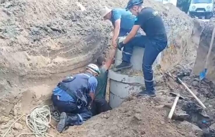 В Павлодаре рабочего засыпало землей в траншее