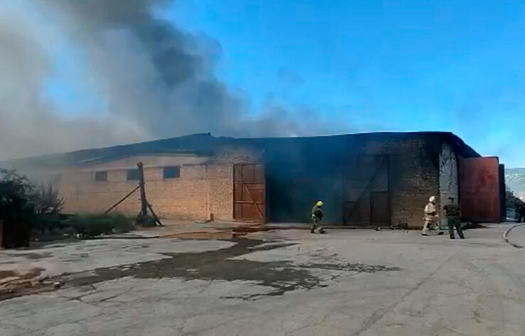 В Шымкенте на складе стройматериалов произошел крупный пожар