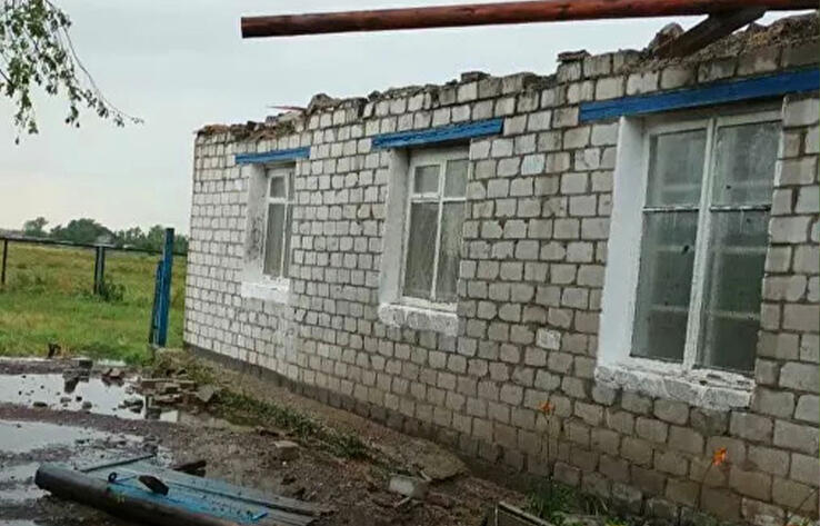 Сильный ветер снес крыши с нескольких зданий в Павлодарской области