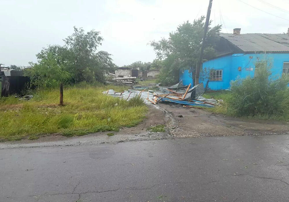 Сильный ветер снес крыши с нескольких зданий в Павлодарской области. Фото: ДЧС Павлодарской области