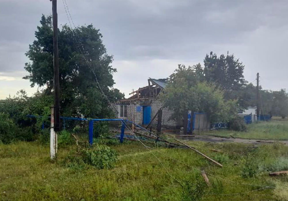 Сильный ветер снес крыши с нескольких зданий в Павлодарской области. Фото: ДЧС Павлодарской области