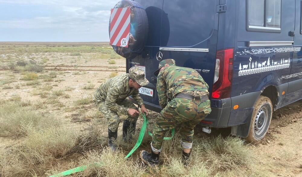 В Мангистауской области 12 машин с туристами увязли в грязи после ливня. Фото: ДЧС Мангистауской области