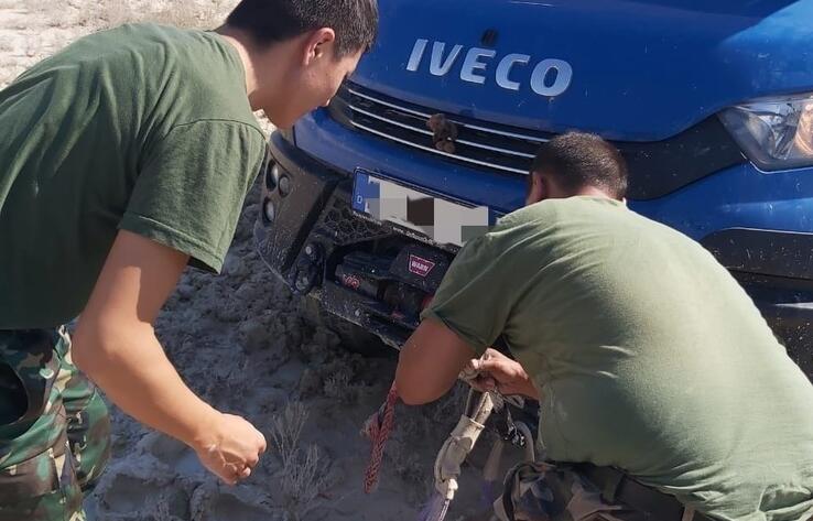 В Мангистауской области машины с туристами из Германии увязли в грязи 