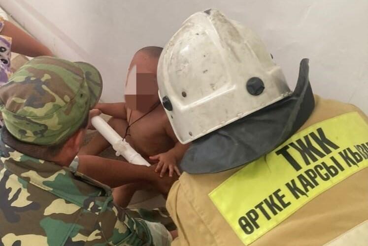 В Мангистауской области ребенок застрял в батарее