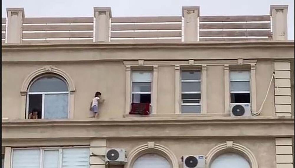 В Актау дети устроили прогулку по карнизу на десятом этаже