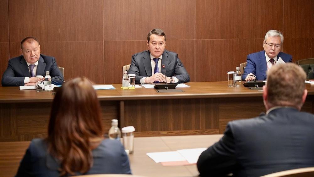 Kazakh PM Alikhan Smailov holds meeting with Honeywell leadership