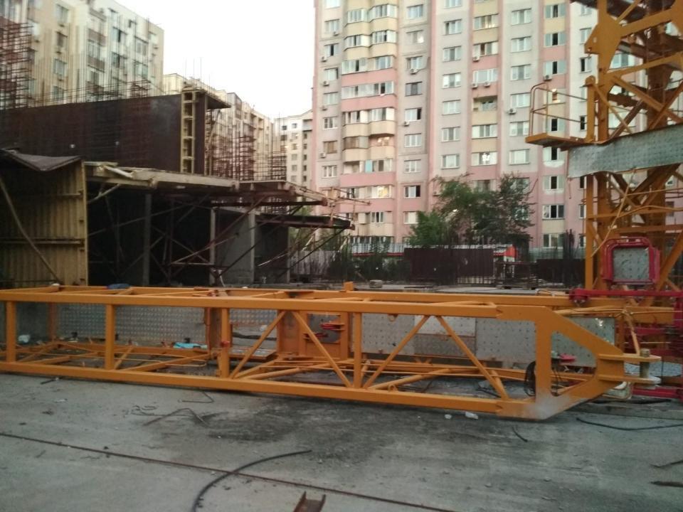 Названа предварительная причина падения башенного крана на стройке в Алматы