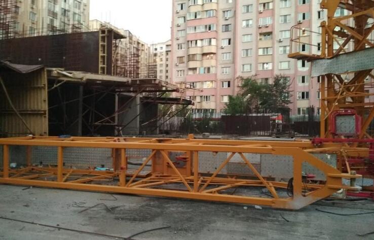 Названа предварительная причина падения башенного крана на стройке в Алматы