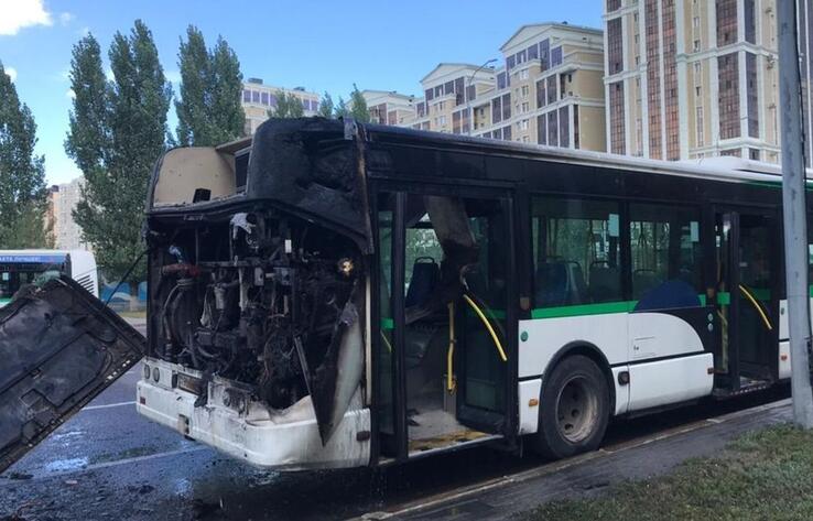 В Нур-Султане сгорел автобус