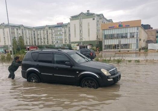 Ливень затопил улицы Актау. Фото: Lada.kz