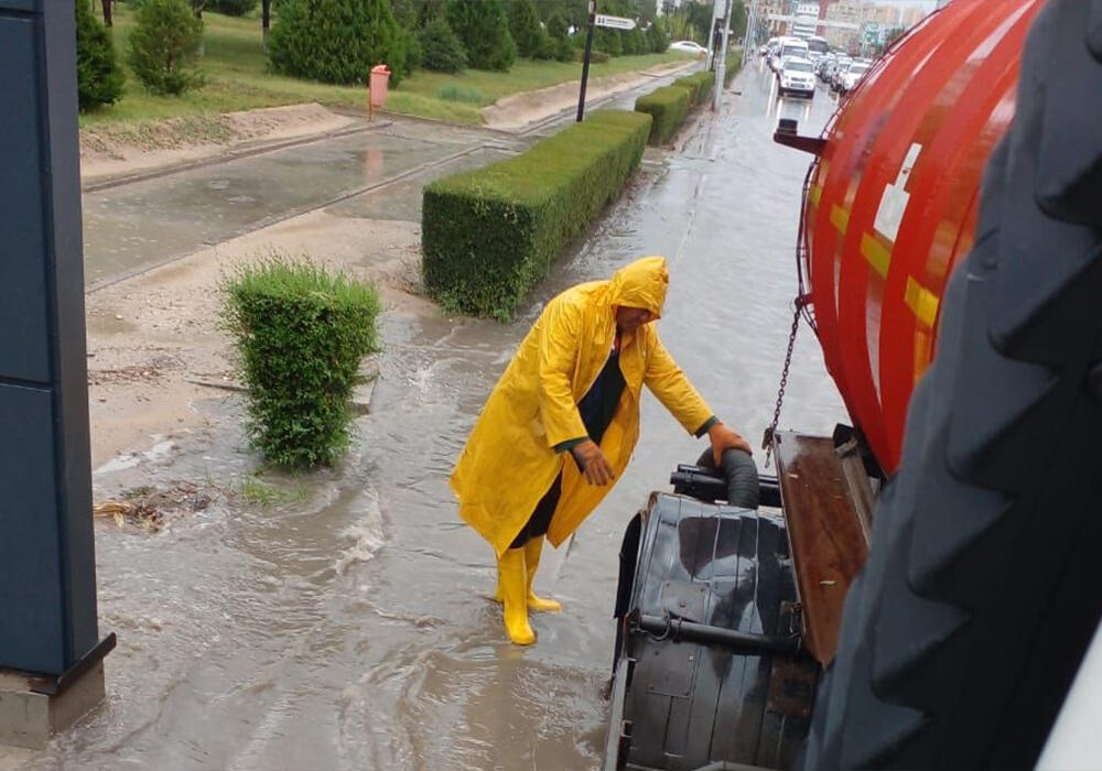 Ливень затопил улицы Актау. Фото: lada.kz