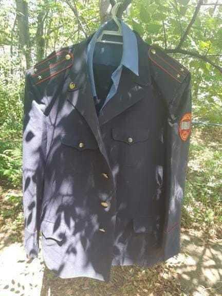 Жители Актау обнаружили во дворе жилого дома бесхозную полицейскую форму. Фото: Lada.kz