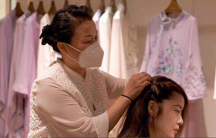 КИТАЙСКИЙ МЕЖДУНАРОДНЫЙ ПРЕСС-ЦЕНТР ЕВРАЗИИ - 2022: В Китае жители поддерживают традиционную культуру и культивируют ее бережным сохранением секретов производства и обычаев ношения традиционной одежды