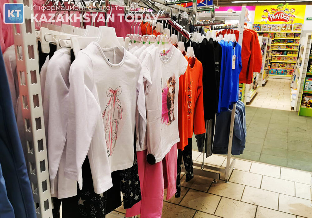 В Казахстане одежда и обувь подорожали почти на 10% за год 