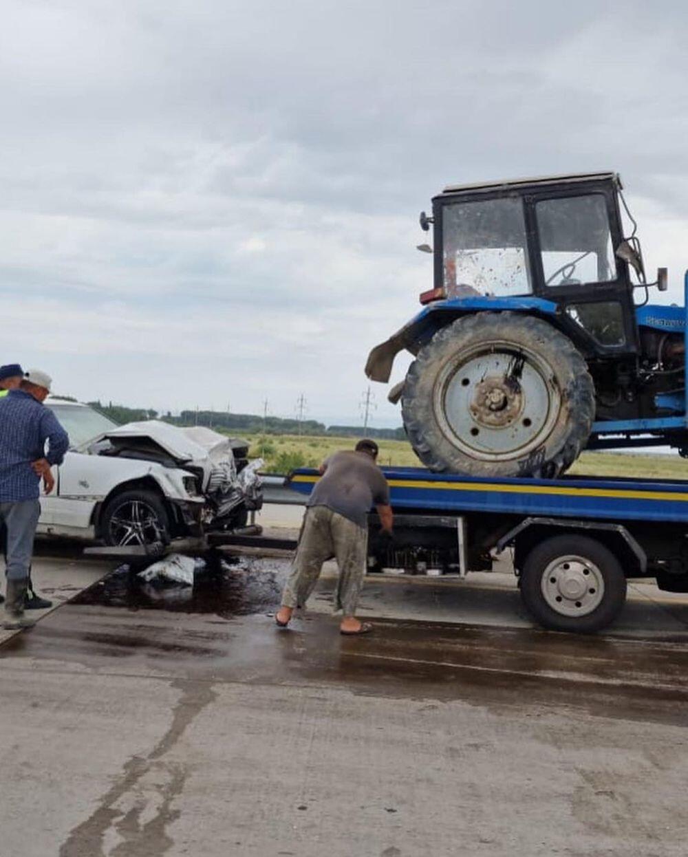 В Алматинской области в ДТП с участием трактора пострадали четыре человека . Фото: пресс-служба ДП Алматинской области