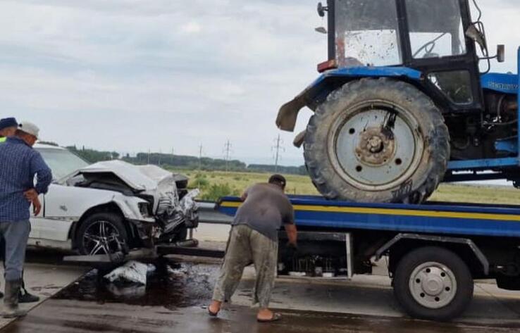 В Алматинской области в ДТП с участием трактора пострадали четыре человека 