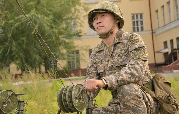 О подготовке военных связистов рассказал в интервью заместитель начальника департамента связи полковник Даулет Аренов