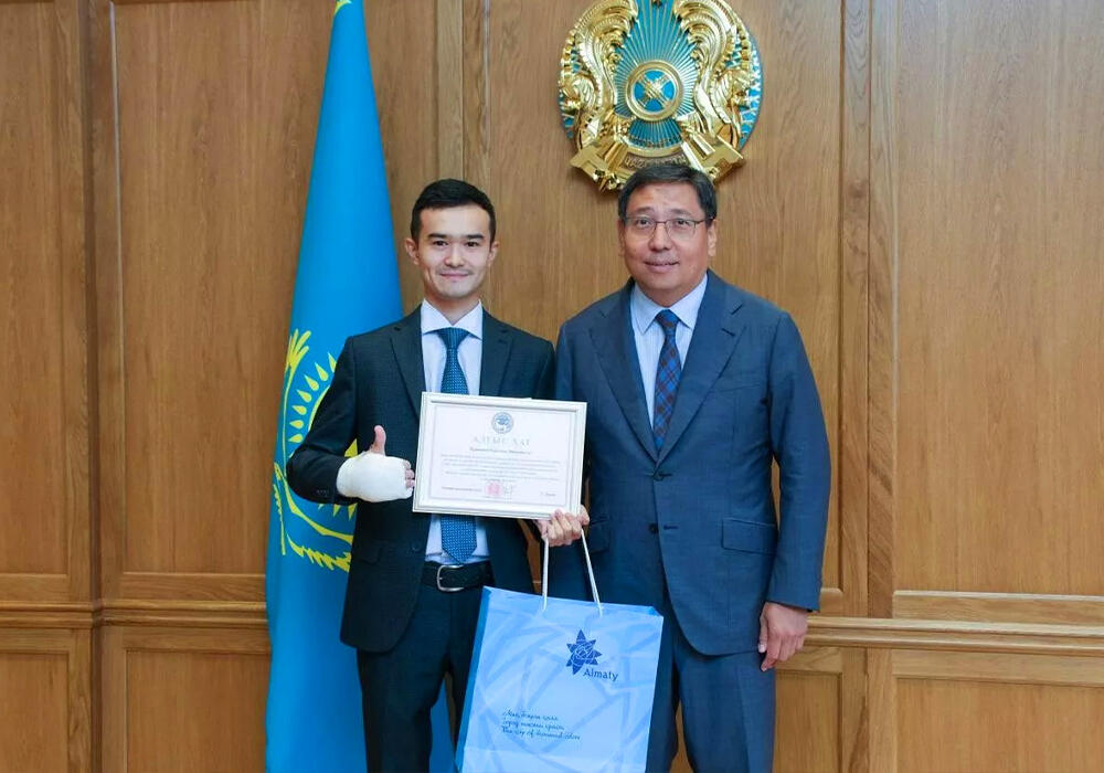 В Алматы наградили парня, спасшего пассажирку автобуса