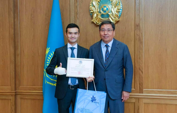 В Алматы наградили парня, спасшего пассажирку автобуса