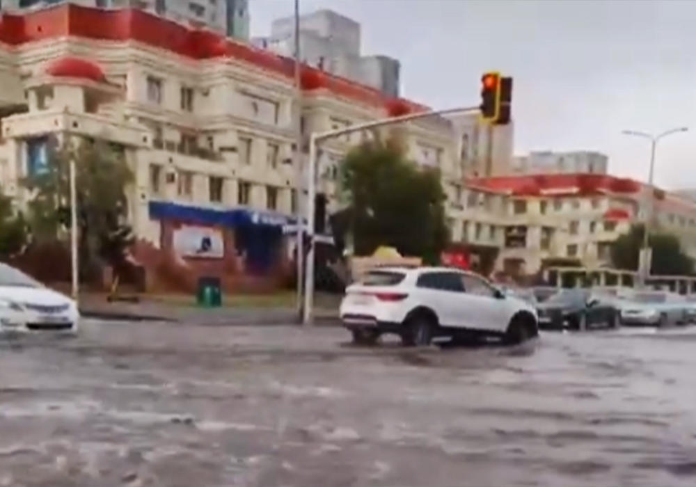 Нұр-Сұлтан қатты нөсерден кейін су астында қалды