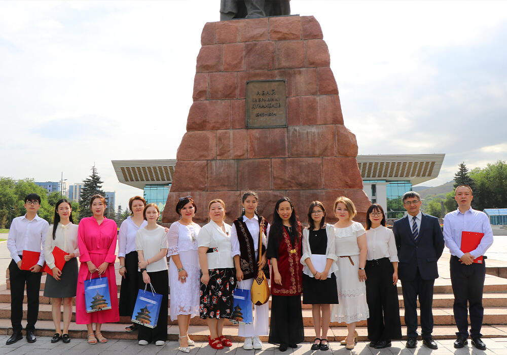 Генеральное консульство КНР в Алматы организовало чтение стихов Абая. Фото: Генконсульство КНР в Алматы