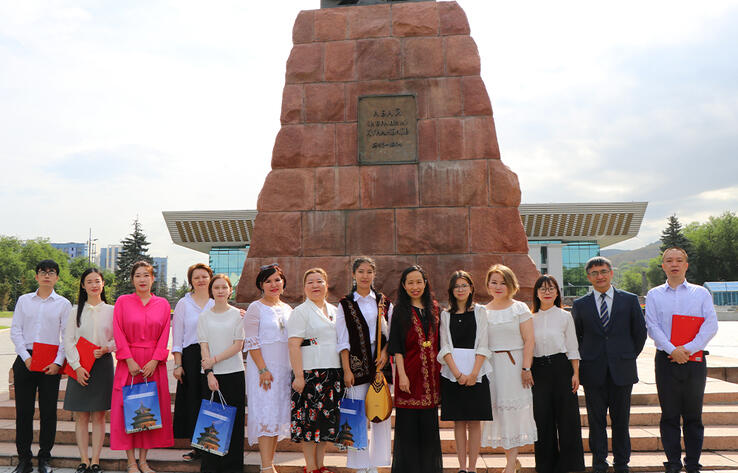 Генеральное консульство КНР в Алматы организовало чтение стихов Абая